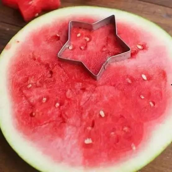 吃瓜吐籽还中成了瓜,意外成为瓜界明星