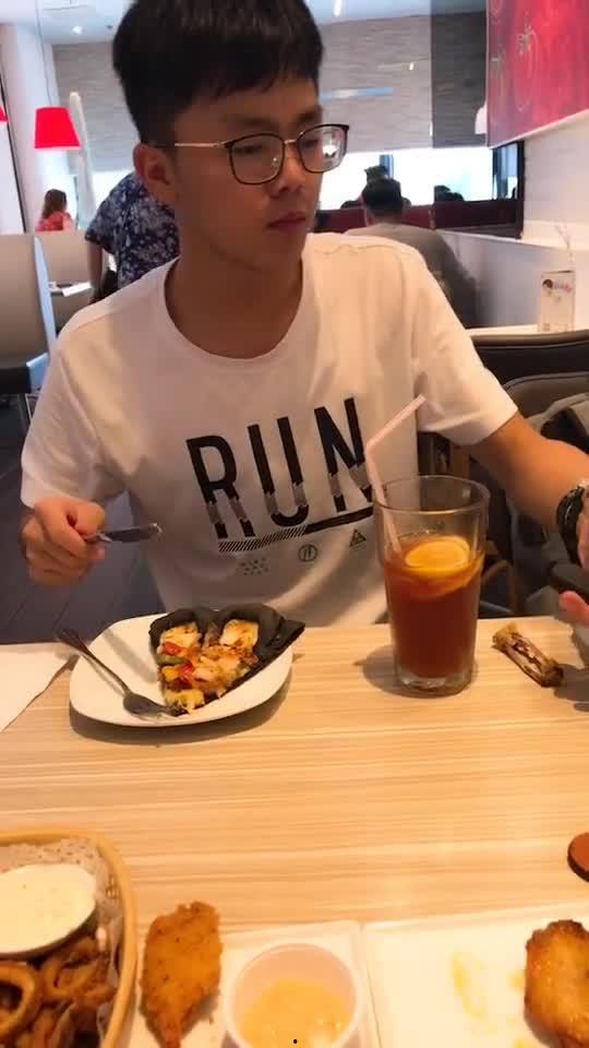 妈妈偷拍儿子吃瓜,妈妈记录下儿子吃瓜的温馨一幕