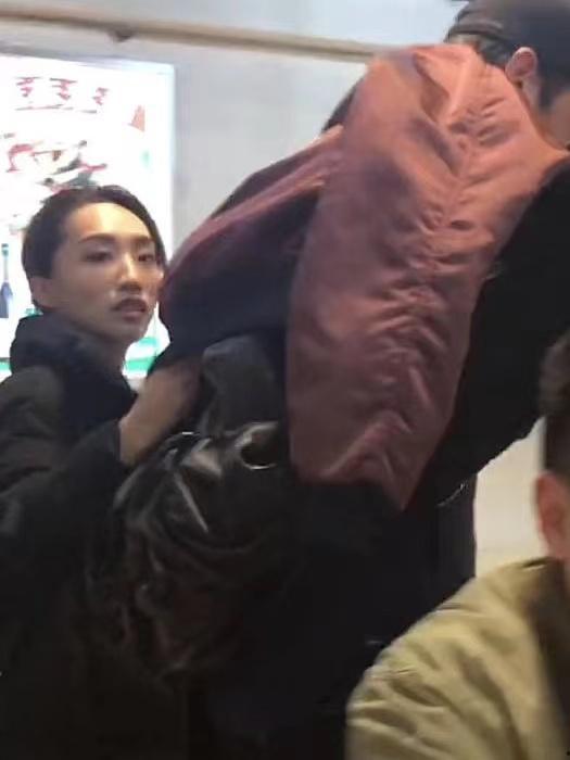 胡歌妻子当场吃瓜,胡歌妻子现场“吃瓜”引发热议